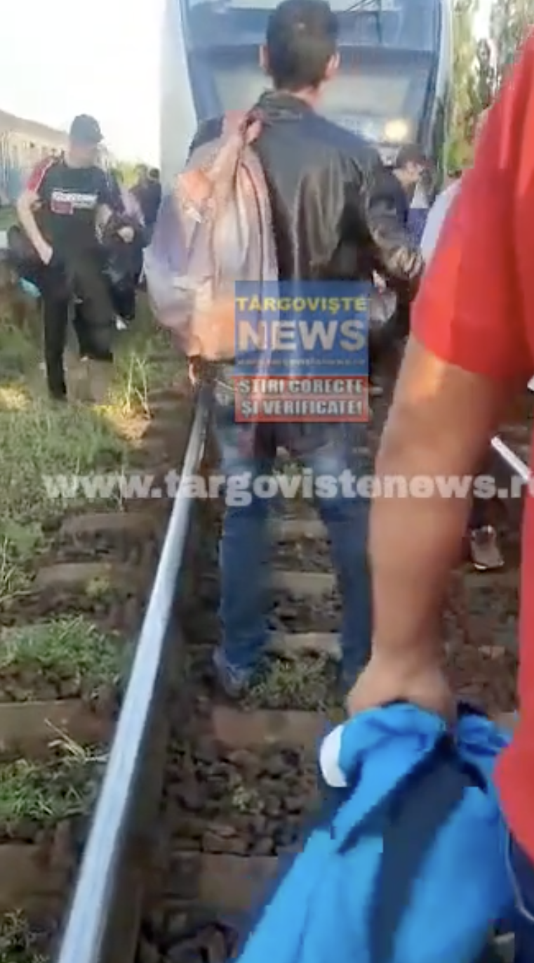 VIDEO Exclusiv! Călătorii au blocat un tren Săgeata Albastră, la Săbăreni, după ce trenul care îi aducea spre Târgoviște s-a defectat. “Să vină poliția!”
